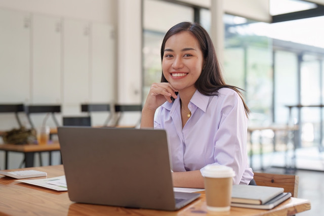 Ilustrasi perempuan bekerja di kafe. Foto: Shutterstock