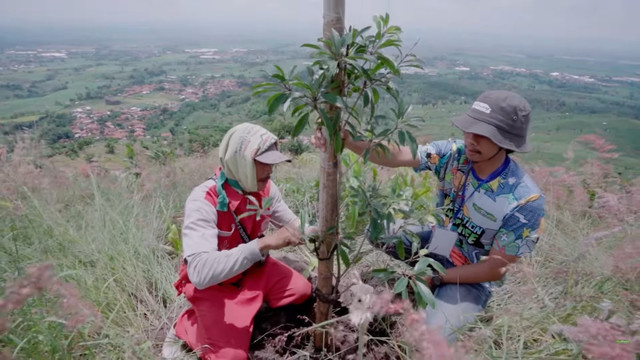 Penanaman pohon dari gerakan One Action One Tree di Perbukitan Patiayam, Kudus, oleh Bakti Lingkungan Djarum Foundation Foto: Youtube/ Siapdarling