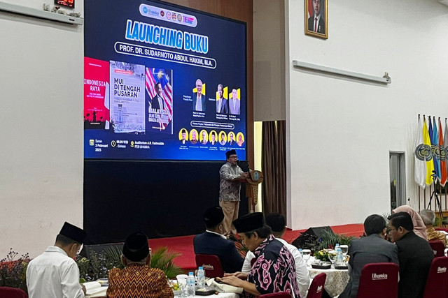 Ketua MUI Prof. Sudarnoto Abdul Hakim meluncurkan tiga buku karyanya dalam sebuah acara di Auditorium A.R. Fakhrudin, Fakultas Ekonomi Bisnis (FEB) Universitas Muhammadiyah Prof. Dr. Hamka (UHAMKA), Jakarta Timur, Senin (3/2/2025). Foto: Rayyan Farhansyah/kumparan