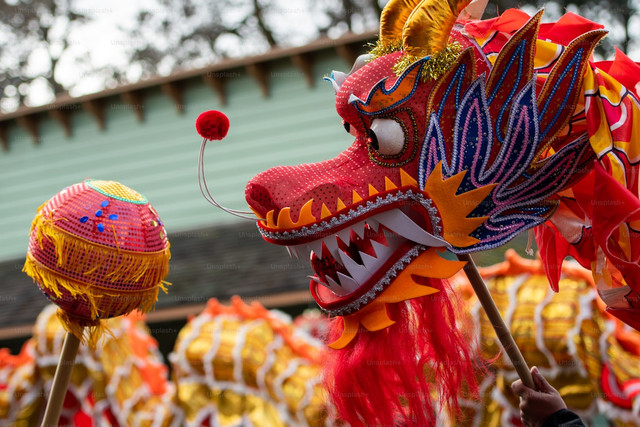 Ilustrasi Imlek 2025 dilambangkan dengan Shio Ular Kayu. Foto: Unsplash