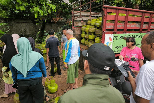 Warga antre membeli LPG 3 kg di Sawangan, Depok, Jawa Barat, Senin (3/2/2025). Foto: Rizki Baiquni Pratama/kumparan