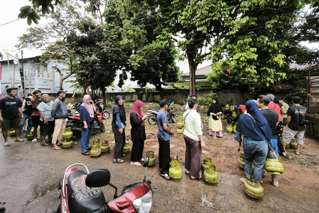 Warga antre membeli LPG 3 kg di Sawangan, Depok, Jawa Barat, Senin (3/2/2025). Foto: Rizki Baiquni Pratama/kumparan