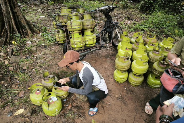 Warga antre membeli LPG 3 kg di Sawangan, Depok, Jawa Barat, Senin (3/2/2025). Foto: Rizki Baiquni Pratama/kumparan