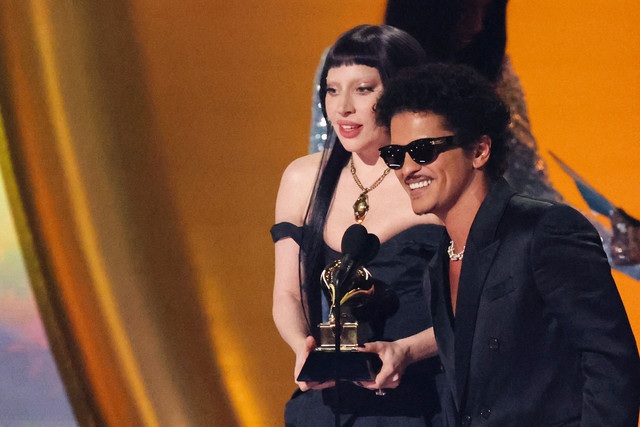 Lady Gaga and Bruno Mars menerima penghargaan Grammy Awards Tahunan ke-67 di Los Angeles, California, AS, Minggu (2/2/2025). Foto: Mario Anzuoni/REUTERS