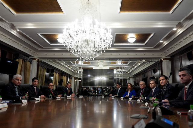 Menteri Luar Negeri AS Marco Rubio bertemu dengan Presiden Panama Jose Raul Mulino di istana kepresidenan, Panama, Minggu (2/2/2025). Foto: Mark Schiefelbein/AP Photo