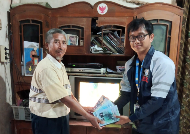 (29/01) Penulis (M Daffa Apriza—Kanan) Berfoto dengan Pak Waluya (Kiri), Pegiat Wayang Orang di Desa Demakijo, Kecamatan Karangnongko, Kabupaten Klaten. Sumber: Dokumen Pribadi