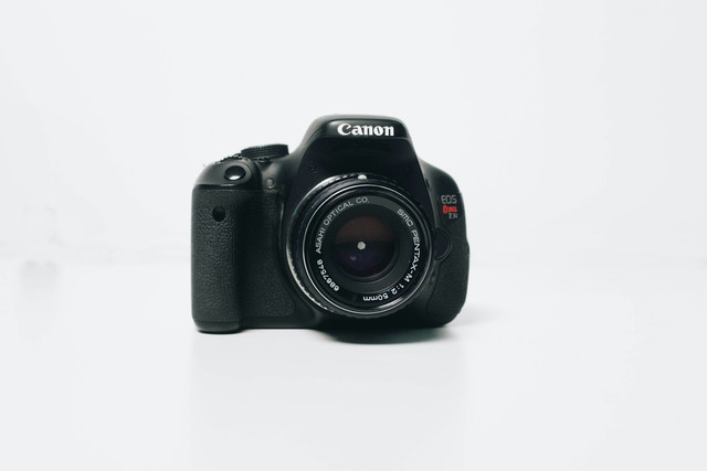 Kamera full frame adalah jenis kamera digital yang memiliki sensor berukuran 36 mm x 24 mm. Foto: Pexels.com