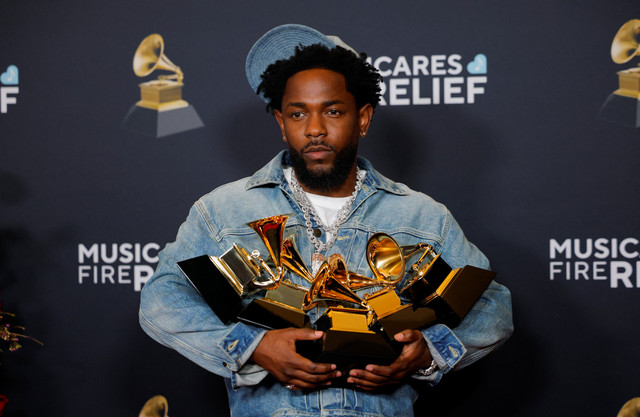 Kendrick Lamar menerima penghargaan Record dan Song Of The Year pada Grammy Awards Tahunan ke-67 di Los Angeles, California, AS, Minggu (2/2/2025). Foto: Mike Blake/REUTERS