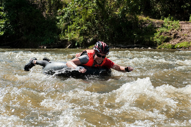 River tubing adalah. Foto seseorang yang sedang melakukan river tubing. Sumber: Unsplash/Avtar Singh Sandhu