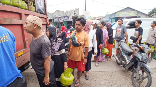 Warga mengantre gas LPG 3 kg di Kelurahan Tigaraksa, Kecamatan Tigaraksa, Kabupaten Tangerang, Senin (3/2/2025). Foto: kumparan