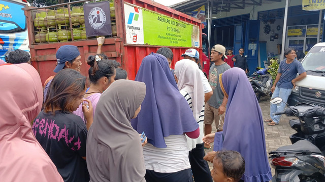 Warga mengantre gas LPG 3 kg di Kelurahan Tigaraksa, Kecamatan Tigaraksa, Kabupaten Tangerang, Senin (3/2/2025). Foto: kumparan