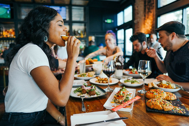 Tempat Makan Hits di Jakarta Selatan. Foto hanya sebagai ilustrasi saja, bukan tempat sebenarnya. Sumber: Unsplash/Alex Haney.