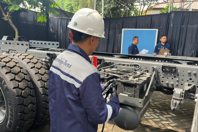 PT Daimler Commercial Vehicles Indonesia (DCVI) menggelar kompetisi layanan purna jual DCVI TechMasters 2025 di DCVI CSP Training Center, Ciputat, Tangerang Selatan, Senin (3/2/2025). Foto: Fitra Andrianto/kumparan