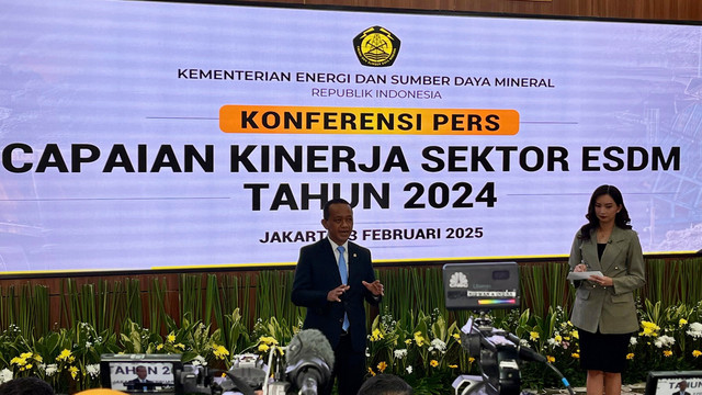 Menteri ESDM Bahlil Lahadalia saat konferensi pers capaian kinerja sektor ESDM tahun 2024, Senin (3/2/2025). Foto: Fariza Rizky Ananda/kumparan