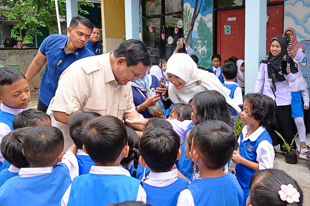 Presiden Prabowo Subianto meninjau program Makan Bergizi Gratis di Pulo Gadung, Jakarta Timur, Senin (3/2/2025). Foto: BPMI Setpres