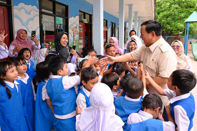 Presiden Prabowo Subianto meninjau program Makan Bergizi Gratis di Pulo Gadung, Jakarta Timur, Senin (3/2/2025). Foto: BPMI Setpres