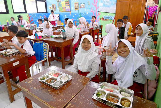 Sejumlah siswa menyantap makanan program Makan Bergizi Gratis di Pulo Gadung, Jakarta Timur, Senin (3/2/2025). Foto: BPMI Setpres