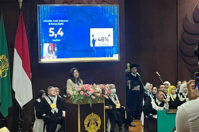 Menkomdigi Meutya Hafid memberikan orasi ilmiah dalam Acara Diesnatalis ke-75, Universitas Indonesia, Depok, Jawa Barat, Senin (3/2/2025). Foto: Alya Zahra/kumparan 