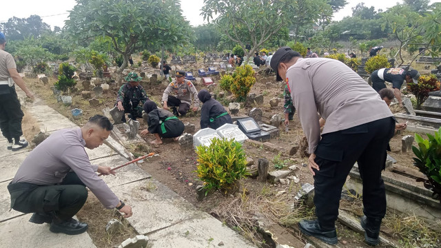 Polsek Rejotangan Bersama Paguyuban Pencak Silat Bersih Bersih Pemakaman Umum