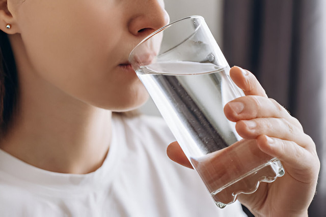 Ilustrasi Minum Obat, Sumber:IStockphoto/Yurii Yarema