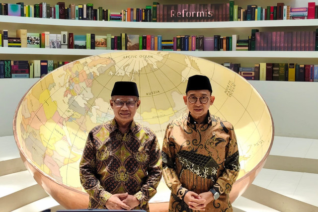 Menteri Kebudayaan Fadli Zon dan Ketum PP Muhammadiyah Haedar Nashir saat meresmikan Ruang Pamer Museum Muhammadiyah di Universitas Ahmad Dahlan (UAD) Yogyakarta di Kabupaten Bantul, Senin (3/2/2025). Foto: Arfiansyah Panji Purnandaru/kumparan