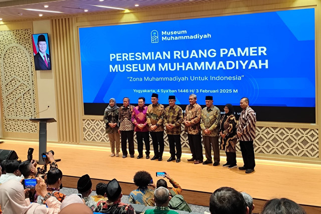 Menteri Kebudayaan Fadli Zon dan Ketum PP Muhammadiyah Haedar Nashir saat meresmikan Ruang Pamer Museum Muhammadiyah di Universitas Ahmad Dahlan (UAD) Yogyakarta di Kabupaten Bantul, Senin (3/2/2025). Foto: Arfiansyah Panji Purnandaru/kumparan