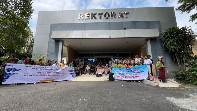 Sejumlah dosen ASN ISI Yogyakarta menggelar aksi demonstrasi untuk menuntut pencairan tunjangan kinerja (tukin) yang belum dibayar sejak 2020 oleh pemerintah. Foto: Iqbaltwq/Pandangan Jogja