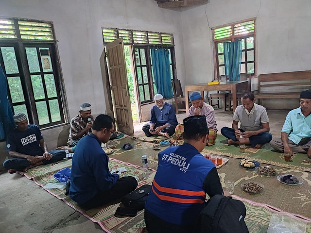 Tim DT Peduli Yogyakarta sedang menyampaikan materi kepada Anggota Kelompok Ternak (Sumber : DT Peduli)