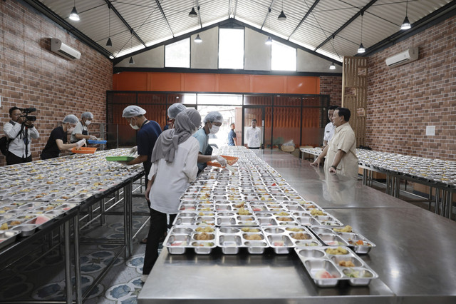 Presiden Republik Indonesia, Prabowo Subianto meninjau program Makan Bergizi Gratis di Pulo Gadung, Jakarta Timur, Senin (3/2/2025). Foto: Dok. BPMI