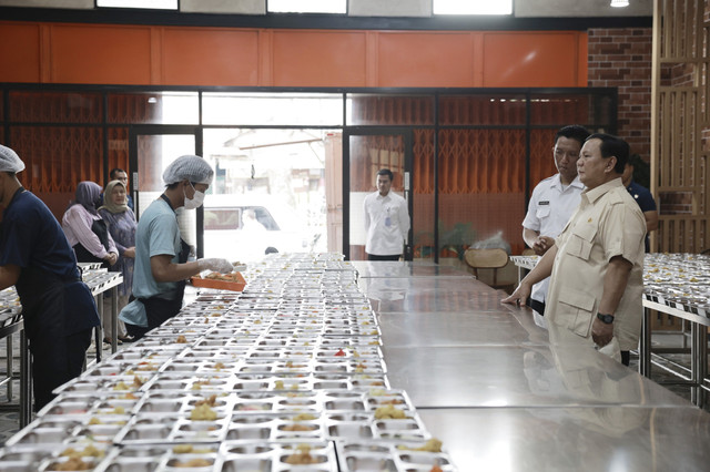 Presiden Republik Indonesia, Prabowo Subianto meninjau program Makan Bergizi Gratis di Pulo Gadung, Jakarta Timur, Senin (3/2/2025). Foto: Dok. BPMI