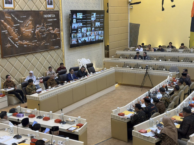 Rapat Komisi II DPR RI bersama Kemendagri, KPU, dan DKPP membahas evaluasi Pilkada Serentak 2024 dan penentuan tanggal pelantikan kepala daerah di gedung Parlemen, Jakarta pada Senin (3/2/2025). Foto: Abid Raihan/kumparan