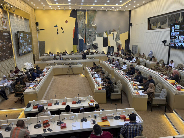 Rapat Komisi II DPR RI bersama Kemendagri, KPU, dan DKPP membahas evaluasi Pilkada Serentak 2024 dan penentuan tanggal pelantikan kepala daerah di gedung Parlemen, Jakarta pada Senin (3/2/2025). Foto: Abid Raihan/kumparan