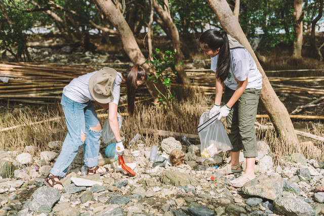 Sumber: https://www.freepik.com/free-photo/group-asian-diverse-people-volunteer-teamwork-environment-conservationvolunteer-help-picking-plastic-foam-garbage-park-areavolunteering-world-environment-day