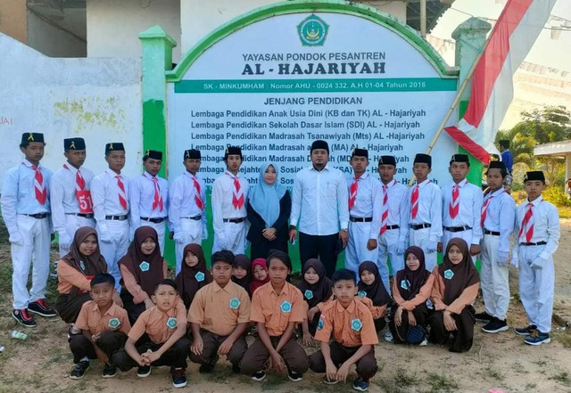 Gambar: Seorang siswa dan siswi sedang Pondok Pesantren Al-Hajariyah garda depan untuk mencapai Indonesia emas 2045 dengan mengutamakan pengetahuan