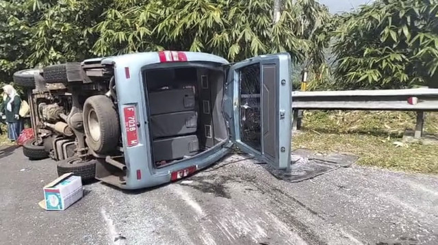 Kecelakaan elf berisi dosen di Jalan Cikidang, Sukabumi, Senin (2/3/2025). Foto: Dok. Istimewa