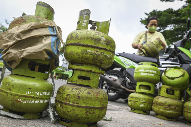 Warga menunggu kedatangan stok gas elpiji 3 kg bersubsidi di salah satu pangkalan gas di Kedoya, Kebon Jeruk, Jakarta, Senin (3/2/2025). Foto: Sulthony Hasanuddin/ANTARA FOTO 