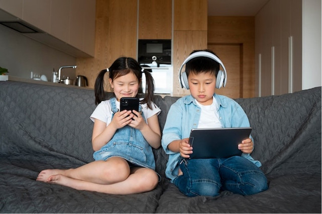 ilustrasi anak main gadget. foto: by freepik.com