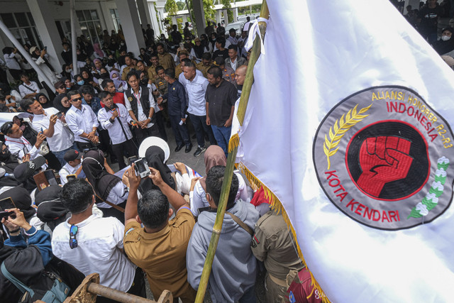 Sejumlah tenaga honorer bertemu perwakilan Anggota DPRD saat aksi damai di depan gedung DPRD Kota Kendari, Kendari, Sulawesi Tenggara, Senin (3/2/2025). Foto: Andry Denisah/ANTARA FOTO