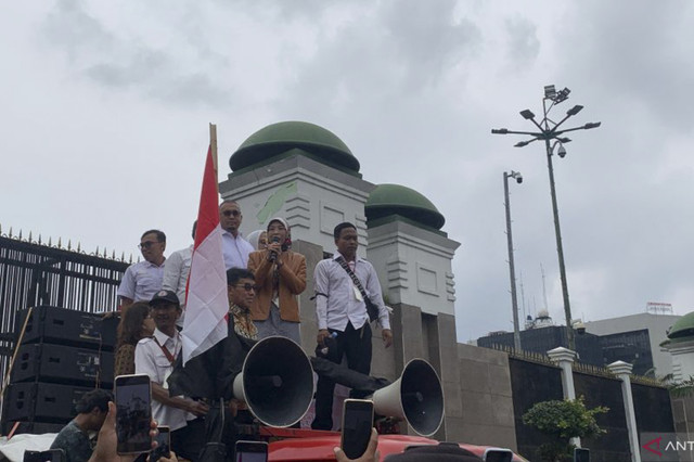 Ribuan tenaga honorer R2 dan R3 menggelar aksi demonstrasi di depan gedung DPR RI, Jakarta, Senin (3/2/2025). Foto: Ade Irma Junida/Antara