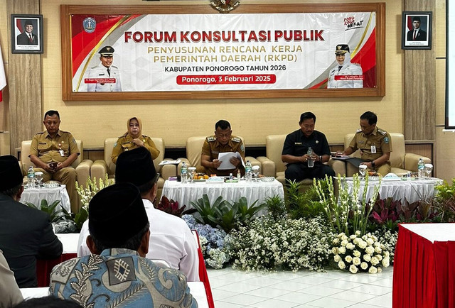 Rektor IAIN Ponorogo Prof. Dr. Hj. Evi Muafiah, M.Ag. hadiri Forum Konsultasi Publik Rancangan Awal RKPD Kabupaten Ponorogo Tahun 2026. Acara bertempat di Ruang Rapat Lt. 2 Bappeda litbang Kabupaten Ponoorogo, Jln. Aloon-Aloon Utara No.4 Ponorogo (3 Februari 2024). Kegiatan ini diinisiasi oleh Pemerintah Kabupaten Ponorogo dalam hal ini Badan Perencanaan Pembangunan Daerah (Bappeda) Kabupaten Ponorogo.