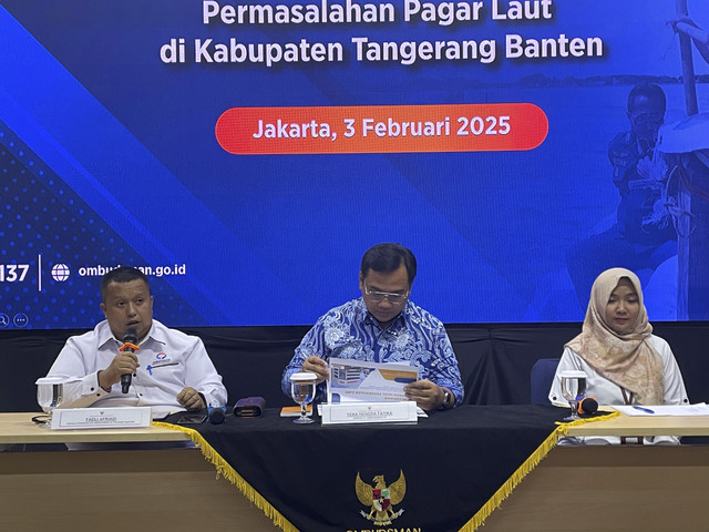 Kepala Perwakilan Ombudsman RI Provinsi Banten Fadli Afriadi (kiri) dan anggota Ombudsman RI Yeka Hendra Fatika (tengah) saat konferensi pers hasil investigasi terkait pagar laut Tangerang di Kantor Ombudsman RI, Jakarta, Senin (3/2/2025). Foto: Fadhil Pramudya/kumparan