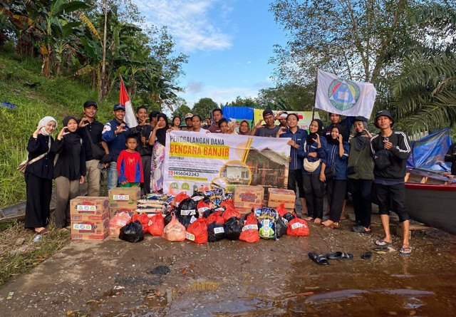 Mahasiswa Mempawah menyalurkan bantuan kepada korban banjir. Foto: M. Zain/Hi!Pontianak