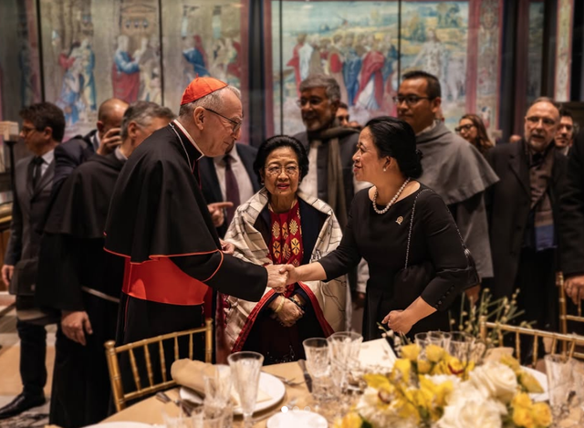 Eks Presiden Megawati dan putrinya, Puan Maharani, hadiri jamuan makan malam di Vatican Museum, menjelang World Meeting on Children's Rights, 2/2/2025. Foto: Instagram/@puanmaharaniri