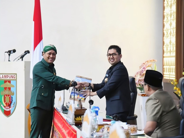 Sekretaris Pansus LHP BPK DPRD Lampung, Munir Abdul Haris saat menyerahkan rekomendasi 16 rekomendasi kepada Pj. Sekda Provinsi Lampung, Fredy | Foto : Eka Febriani / Lampung Geh