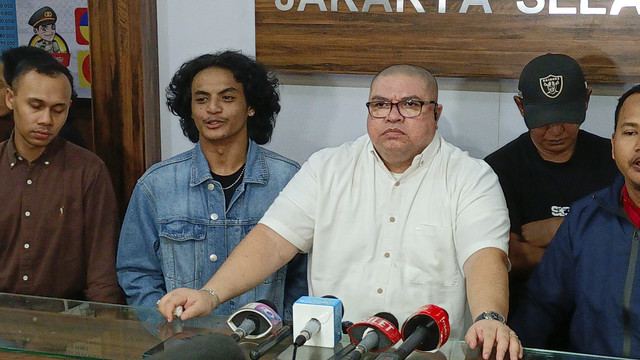 Razman Arif Nasution dan Kliennya, Umar Badjideh dan Vadel Badjideh usai Jalani Pemeriksaan di Polres Metro Jakarta Selatan. Foto: Aprilandika Pratama/kumparan