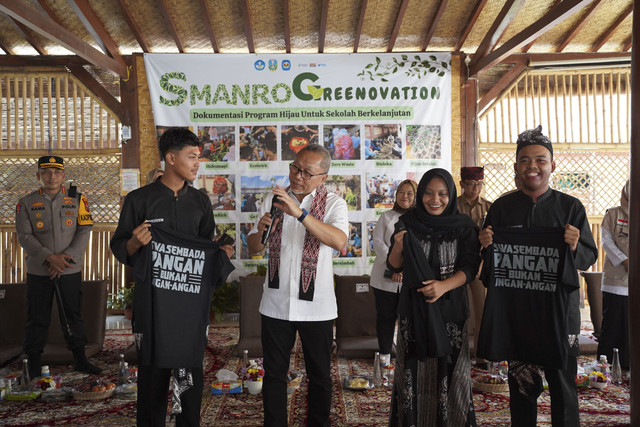 Menko Zulhas serahkan gaji pokoknya untuk siswa yatim piatu dan tidak mampu di Banyuwangi. Foto: Dok. Istimewa