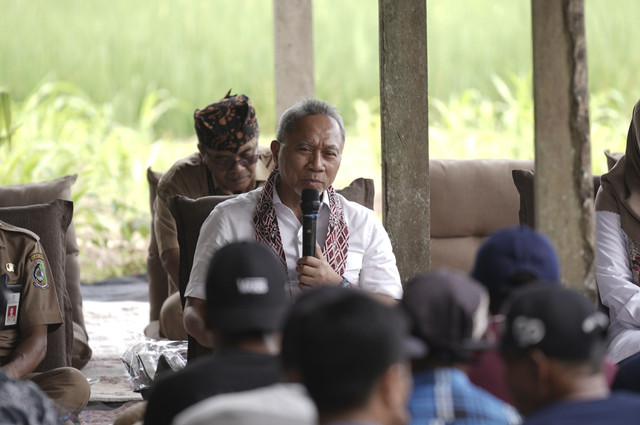 Menko Pangan Zulhas saat berdialog Kelompok Tani 'Nangka' Desa Gumuk, Licin, Banyuwangi, Jawa Timur, Senin (3/2/2025). Foto: Dok. Istimewa