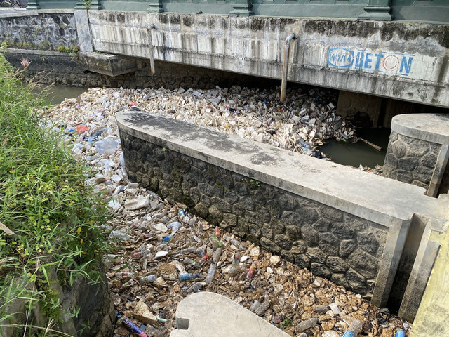 Tumpukan sampah di Selokan Mataram, Sleman, pada Senin (3/2). Foto: Resti Damayanti/Pandangan Jogja