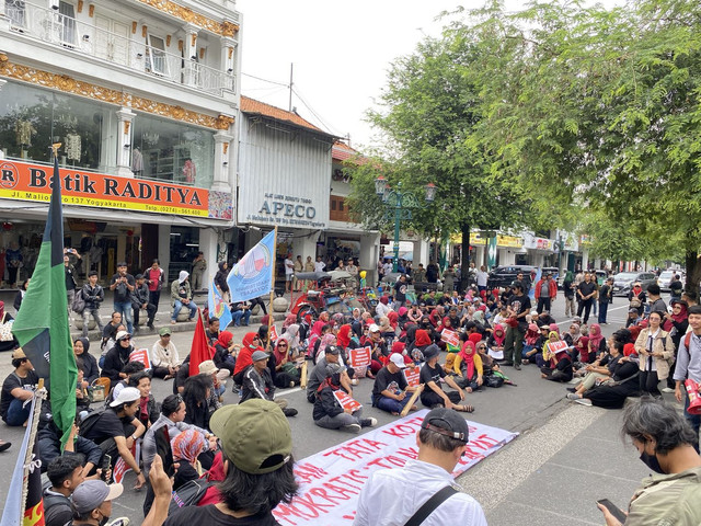 Eks PKL Teras Malioboro 2 saat memblokade Jalan Malioboro, Senin (3/2). Foto: Resti Damayanti/Pandangan Jogja