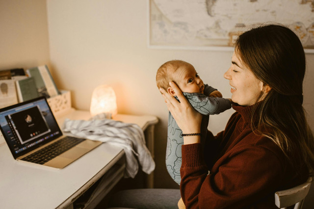 Seorang Ibu pekerja yang tidak meninggalkan anaknya (Foto oleh RDNE Stock project/www.pexels.com)